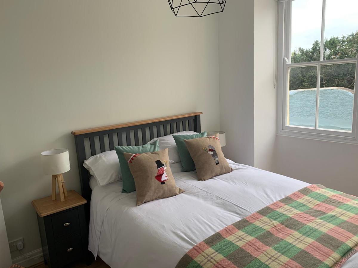 Beautiful Flat With Harbour Views Тенби Екстериор снимка