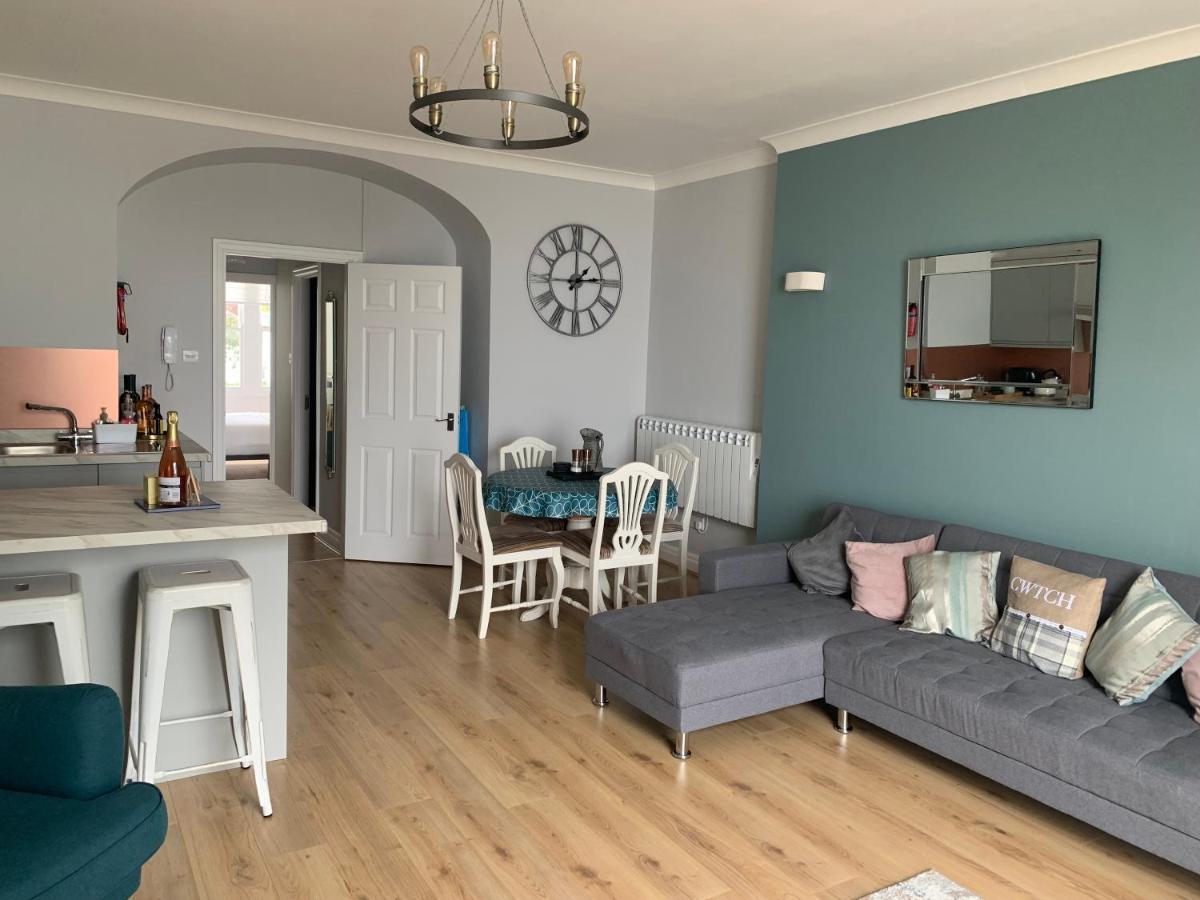 Beautiful Flat With Harbour Views Тенби Екстериор снимка